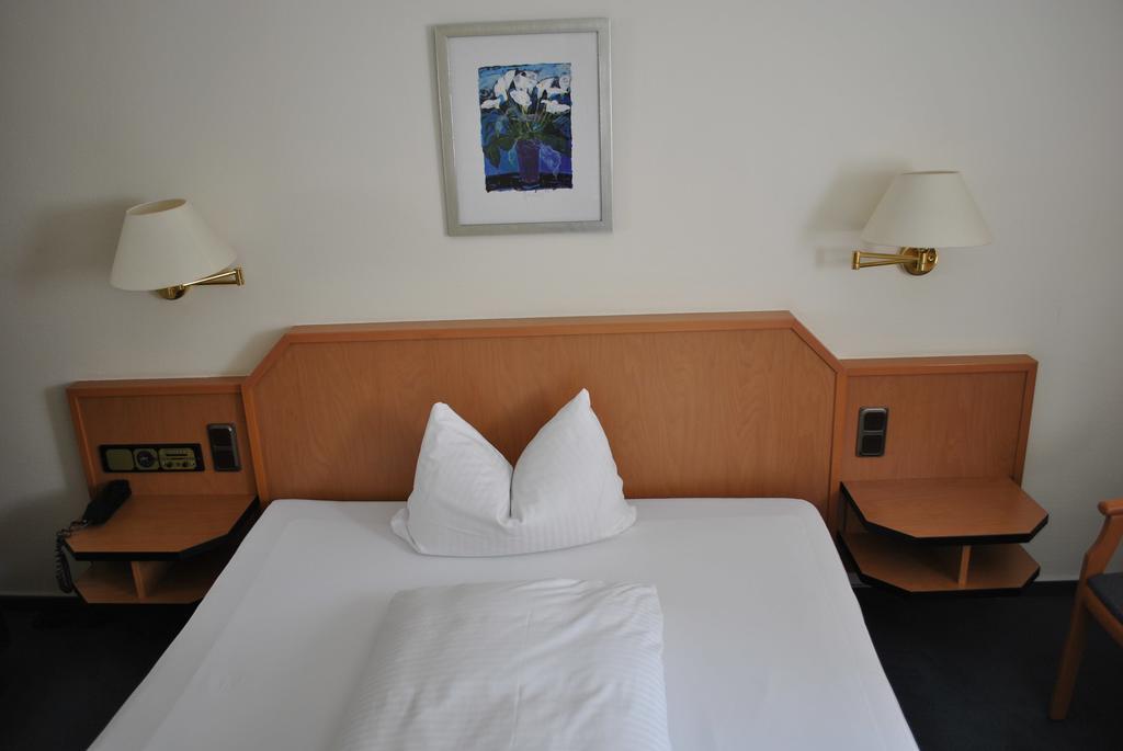 Hotel Garni Am Schaefersberg Niedernhausen Δωμάτιο φωτογραφία